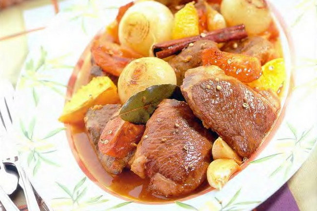 Стифадо (мясо по-гречески с корицей, апельсином и луком)