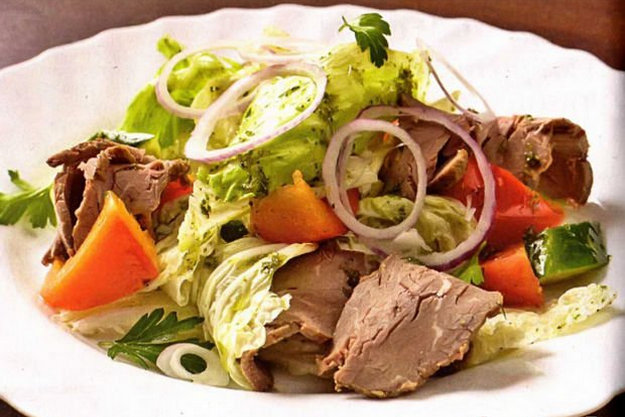 Салат с вареной говядиной и овощами