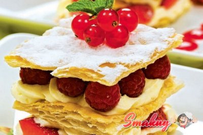 Слоеный торт «Миль-фоге» с красной ягодой